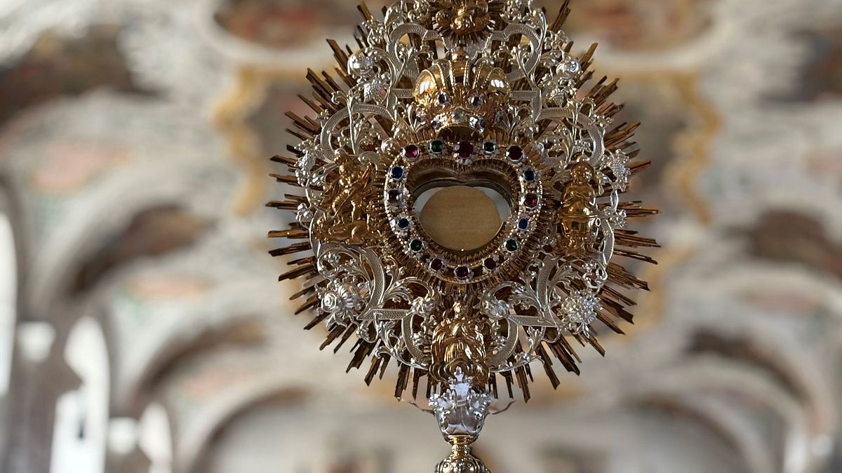 katholischer gottesdienst mit prozession an fronleichnam