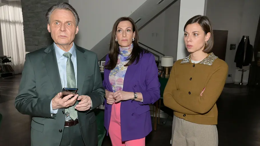 Gerner hat Angst um seine Familie. Gerner, Katrin und Matilda schauen ersnt in die Ferne.