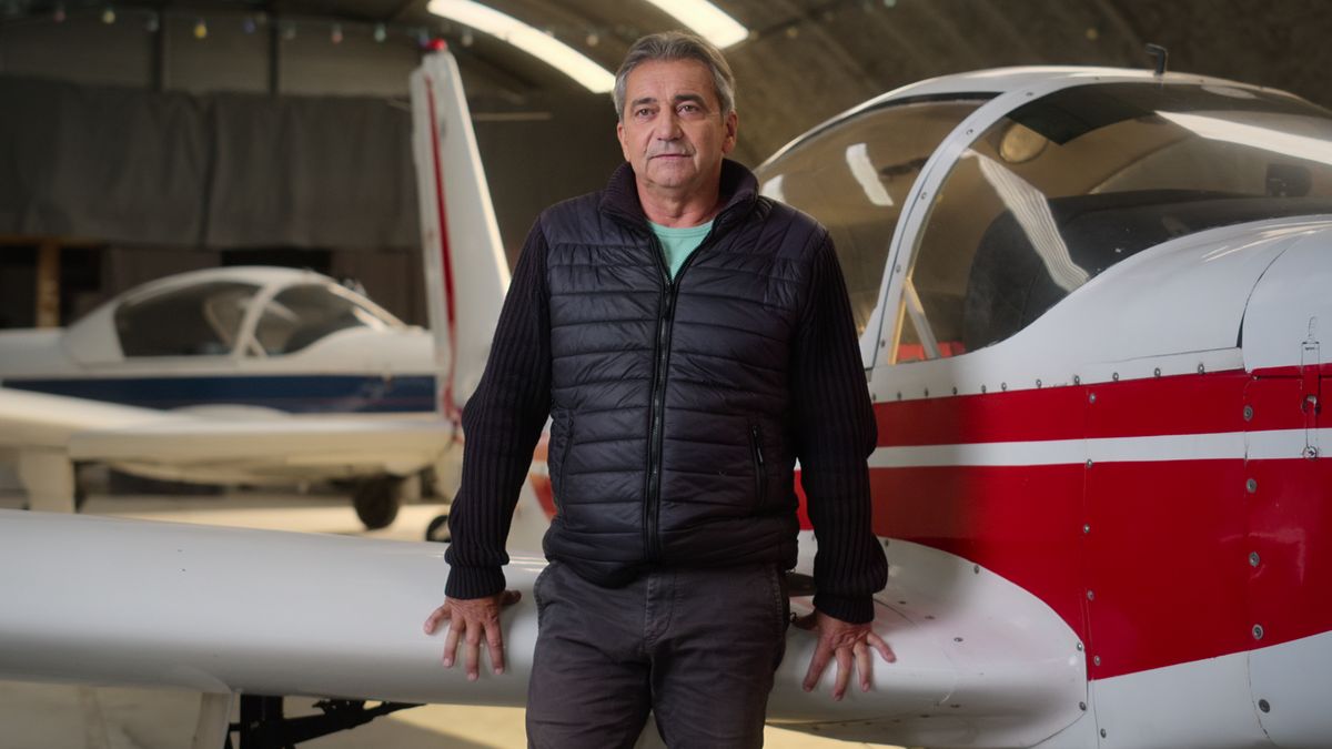Cocaine-Air-Screenshot-Netflix Ein Mann steht in der Doku Cocaine Air auf Netflix vor einem Flugzeug
