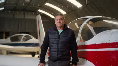 Ein Mann steht in der Doku Cocaine Air auf Netflix vor einem Flugzeug - Foto: Netflix