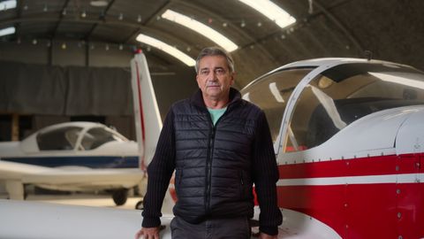 Ein Mann steht in der Doku Cocaine Air auf Netflix vor einem Flugzeug - Foto: Netflix