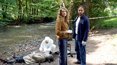 Mord in der Abgeschiedenheit: „Capo“ Sonja Schwarz (Chiara Schoras) und ihr Kollege Jonas Kerschbaumer (Gabriel Raab, re.) am Tatort. - Foto: ARD Degeto Film/Hans Joachim Pfeiffer