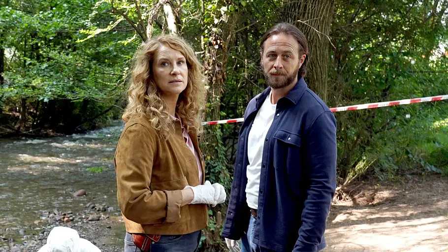 Mord in der Abgeschiedenheit: „Capo“ Sonja Schwarz (Chiara Schoras) und ihr Kollege Jonas Kerschbaumer (Gabriel Raab, re.) am Tatort. Mord in der Abgeschiedenheit: „Capo“ Sonja Schwarz (Chiara Schoras) und ihr Kollege Jonas Kerschbaumer (Gabriel Raab, re.) am Tatort.