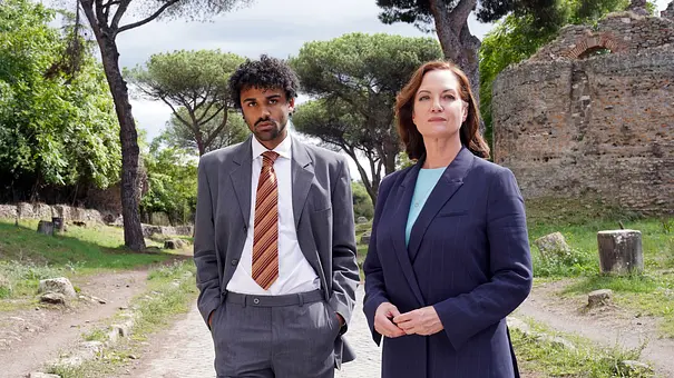 Die Diplomatin Karla Lorenz (Natalia Wörner, r.) und ihr Kulturattaché Florian (Langston Uibel) auf der Suche nach Raubgut. - Foto: ARD Degeto Film/UFA Fiction GmbH/Hans Joachim Pfeiffer Die Diplomatin Karla Lorenz (Natalia Wörner, r.) und ihr Kulturattaché Florian (Langston Uibel) auf der Suche nach Raubgut. - Foto: ARD Degeto Film/UFA Fiction GmbH/Hans Joachim Pfeiffer