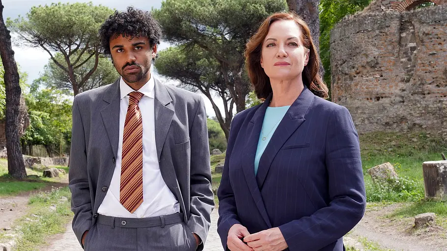 Die Diplomatin Karla Lorenz (Natalia Wörner, r.) und ihr Kulturattaché Florian (Langston Uibel) auf der Suche nach Raubgut. Die Diplomatin Karla Lorenz (Natalia Wörner, r.) und ihr Kulturattaché Florian (Langston Uibel) auf der Suche nach Raubgut.