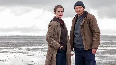 „Die Toten am Meer“ mit Marlene Tanczik (Rolle Ria Larsen) und Anton Spieker (Rolle Michael Brandt). - Foto: ARD Degeto Film/Oliver Vaccaro