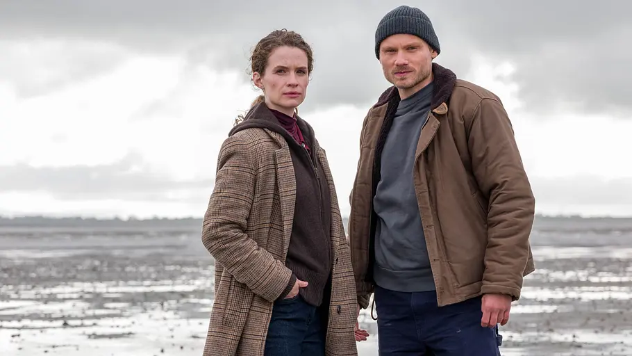 „Die Toten am Meer“ mit Marlene Tanczik (Rolle Ria Larsen) und Anton Spieker (Rolle Michael Brandt). „Die Toten am Meer“ mit Marlene Tanczik (Rolle Ria Larsen) und Anton Spieker (Rolle Michael Brandt).