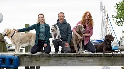 Die Stars der „Nord bei Nordwest“-Folge „Wilde Hunde“ (v. l. n. r.): Jana Klinge, Hinnerk Schönemann, Marleen Lohse - Foto: NDR/Sandra Hoever