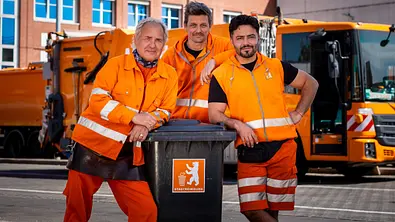 V. li. n. re.: Käpt’n Werner Träsch (Uwe Ochsenknecht) und seine Kollegen Motte (Marc Oliver Schulze) und Tarik (Aram Arami) - Foto: ARD Degeto Film/Gordon Muehle