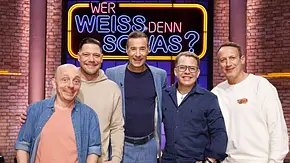Moderator Kai Pflaume (M.) und seine Rateteam-Kapitäne Bernhard Hoëcker (l.) und Wotan Wilke Möhring (r.) begrüßen in dieser Sendung den Koch und Unternehmer Robin Pietsch (2.v.l.) und den Koch und Fernsehmoderator Mario Kotaska (2.v.r.). - Foto: ARD/NDR/UFA SHOW & FACTUAL/Morris Mac Matzen