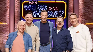 Moderator Kai Pflaume (M.) und seine Rateteam-Kapitäne Bernhard Hoëcker (l.) und Wotan Wilke Möhring (r.) begrüßen in dieser Sendung den Koch und Unternehmer Robin Pietsch (2.v.l.) und den Koch und Fernsehmoderator Mario Kotaska (2.v.r.). - Foto: ARD/NDR/UFA SHOW & FACTUAL/Morris Mac Matzen