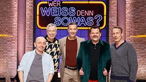 Moderator Kai Pflaume (M.) und seine Rateteam-Kapitäne Bernhard Hoëcker (l.) und Wotan Wilke Möhring (r.) begrüßen in dieser Sendung den Fernsehmoderator, Komiker, Drehbuchautor, Regisseur und Gründer des ‚Quatsch Comedy Club’ Thomas Hermanns (2.v.l.) und den Komiker und Kabarettist Ingo Appelt (2.v.r.). - Foto: ARD/NDR/UFA SHOW & FACTUAL/Morris Mac Matzen