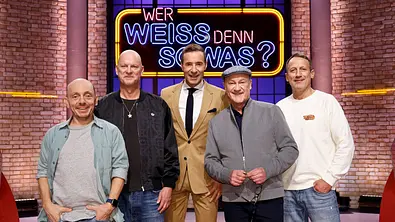 Moderator Kai Pflaume (M.) und seine Rateteam-Kapitäne Bernhard Hoëcker (l.) und Wotan Wilke Möhring (r.) begrüßen in dieser Sendung, den Kabarettist und Musiker, Rüdiger Hoffmann (2.v.l.) und den Radiomoderator und Komiker, Bodo Bach (Robert Treutel, 2.v.r.). - Foto: ARD/NDR/UFA SHOW & FACTUAL/Morris Mac Matzen