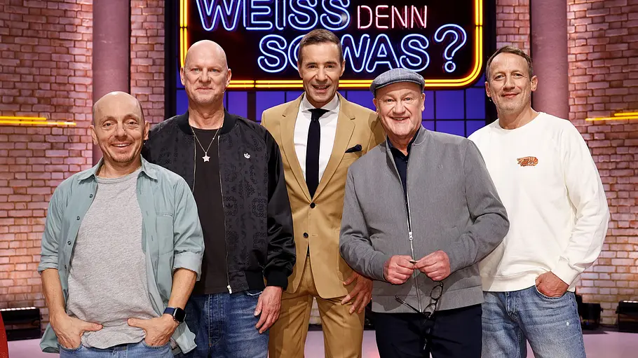 Moderator Kai Pflaume (M.) und seine Rateteam-Kapitäne Bernhard Hoëcker (l.) und Wotan Wilke Möhring (r.) begrüßen in dieser Sendung, den Kabarettist und Musiker, Rüdiger Hoffmann (2.v.l.) und den Radiomoderator und Komiker, Bodo Bach (Robert Treutel, 2.v.r.). Moderator Kai Pflaume (M.) und seine Rateteam-Kapitäne Bernhard Hoëcker (l.) und Wotan Wilke Möhring (r.) begrüßen in dieser Sendung, den Kabarettist und Musiker, Rüdiger Hoffmann (2.v.l.) und den Radiomoderator und Komiker, Bodo Bach (Robert Treutel, 2.v.r.).
