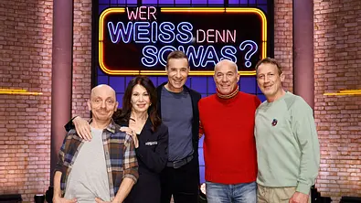 Moderator Kai Pflaume (M.) und seine Rateteam-Kapitäne Bernhard Hoëcker (l.) und Wotan Wilke Möhring (r.) begrüßen in dieser Sendung die Schauspielerin Iris Berben (2.v.l.) und den Schauspieler Heiner Lauterbach (2.v.r.). - Foto: ARD/NDR/UFA SHOW & FACTUAL/Morris Mac Matzen