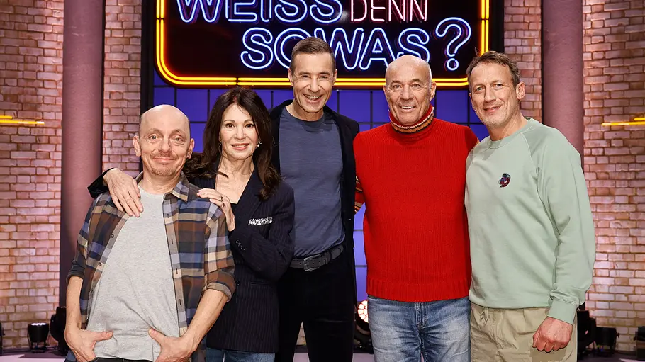 Moderator Kai Pflaume (M.) und seine Rateteam-Kapitäne Bernhard Hoëcker (l.) und Wotan Wilke Möhring (r.) begrüßen in dieser Sendung die Schauspielerin Iris Berben (2.v.l.) und den Schauspieler Heiner Lauterbach (2.v.r.). Moderator Kai Pflaume (M.) und seine Rateteam-Kapitäne Bernhard Hoëcker (l.) und Wotan Wilke Möhring (r.) begrüßen in dieser Sendung die Schauspielerin Iris Berben (2.v.l.) und den Schauspieler Heiner Lauterbach (2.v.r.).