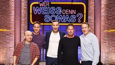 Moderator Kai Pflaume (M.) und seine Rateteam-Kapitäne Bernhard Hoëcker (l.) und Wotan Wilke Möhring (r.) begrüßen in dieser Sendung den Schauspieler, Tom Wlaschiha (2.v.l.) und den Schauspieler und Filmemacher, Til Schweiger (2.v.r.).  - Foto: ARD/NDR/UFA SHOW & FACTUAL/Morris Mac Matzen