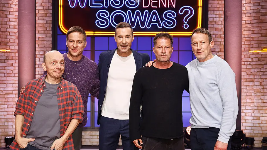 Moderator Kai Pflaume (M.) und seine Rateteam-Kapitäne Bernhard Hoëcker (l.) und Wotan Wilke Möhring (r.) begrüßen in dieser Sendung den Schauspieler, Tom Wlaschiha (2.v.l.) und den Schauspieler und Filmemacher, Til Schweiger (2.v.r.). Moderator Kai Pflaume (M.) und seine Rateteam-Kapitäne Bernhard Hoëcker (l.) und Wotan Wilke Möhring (r.) begrüßen in dieser Sendung den Schauspieler, Tom Wlaschiha (2.v.l.) und den Schauspieler und Filmemacher, Til Schweiger (2.v.r.).