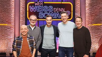 Moderator Kai Pflaume (M.) und seine Rateteam-Kapitäne Bernhard Hoëcker (l.) und Wotan Wilke Möhring (r.) begrüßen in dieser Sendung den Journalist und ehemaligen Fernsehmoderator, Frank Plasberg (2.v.l.) und den Hörfunk- und Fernsehmoderator Steffen Hallaschka (2.v.r.). - Foto: ARD/NDR/UFA SHOW & FACTUAL/Morris Mac Matzen