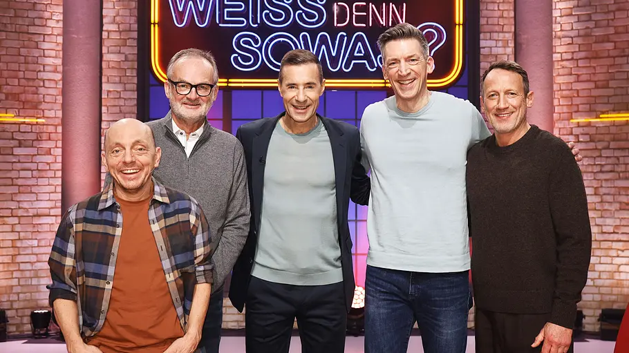 Moderator Kai Pflaume (M.) und seine Rateteam-Kapitäne Bernhard Hoëcker (l.) und Wotan Wilke Möhring (r.) begrüßen in dieser Sendung den Journalist und ehemaligen Fernsehmoderator, Frank Plasberg (2.v.l.) und den Hörfunk- und Fernsehmoderator Steffen Hallaschka (2.v.r.). Moderator Kai Pflaume (M.) und seine Rateteam-Kapitäne Bernhard Hoëcker (l.) und Wotan Wilke Möhring (r.) begrüßen in dieser Sendung den Journalist und ehemaligen Fernsehmoderator, Frank Plasberg (2.v.l.) und den Hörfunk- und Fernsehmoderator Steffen Hallaschka (2.v.r.).