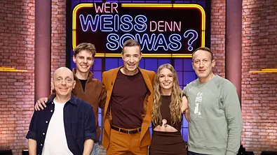 Moderator Kai Pflaume (M.) und seine Rateteam-Kapitäne Bernhard Hoëcker (l.) und Wotan Wilke Möhring (r.) begrüßen in dieser Sendung den Webvideoproduzent und Influencer Levi Penell (2.v.l.) und die Fernseh- und Radiomoderatorin Lola Weippert (2.v.r.). - Foto: ARD/NDR/UFA SHOW & FACTUAL/Morris Mac Matzen