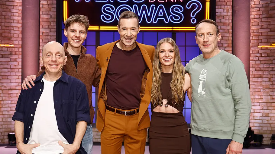 Moderator Kai Pflaume (M.) und seine Rateteam-Kapitäne Bernhard Hoëcker (l.) und Wotan Wilke Möhring (r.) begrüßen in dieser Sendung den Webvideoproduzent und Influencer Levi Penell (2.v.l.) und die Fernseh- und Radiomoderatorin Lola Weippert (2.v.r.). Moderator Kai Pflaume (M.) und seine Rateteam-Kapitäne Bernhard Hoëcker (l.) und Wotan Wilke Möhring (r.) begrüßen in dieser Sendung den Webvideoproduzent und Influencer Levi Penell (2.v.l.) und die Fernseh- und Radiomoderatorin Lola Weippert (2.v.r.).