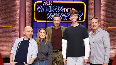 Moderator Kai Pflaume (M.) und seine Rateteam-Kapitäne Bernhard Hoëcker (l.) und Wotan Wilke Möhring (r.) begrüßen in dieser Sendung die Influencerin ‚Selfie Sandra’ (2.v.l.) und den Webvideoproduzent, Podcaster und Influencer ‚laserluca‘ (2.v.r.). - Foto: ARD/NDR/UFA SHOW & FACTUAL/Morris Mac Matzen
