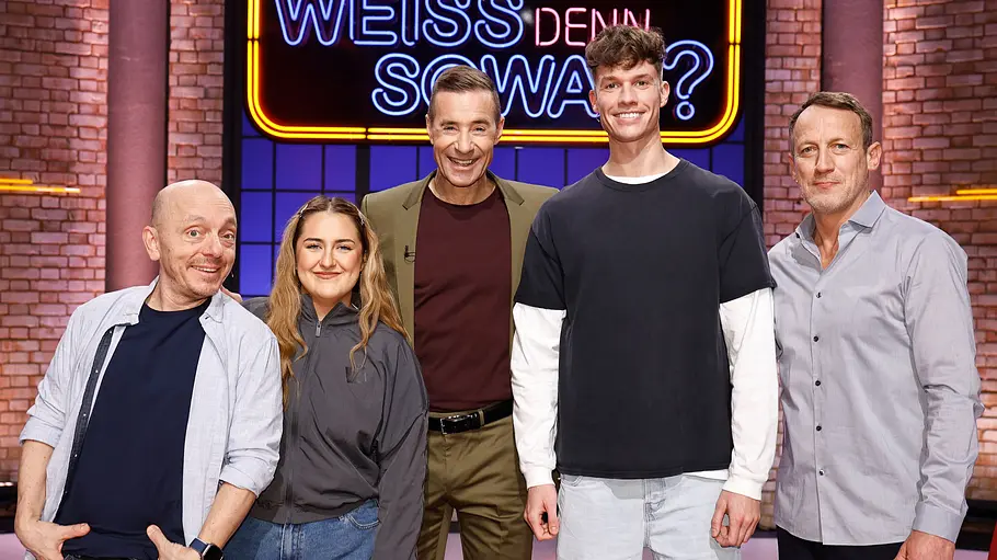 Moderator Kai Pflaume (M.) und seine Rateteam-Kapitäne Bernhard Hoëcker (l.) und Wotan Wilke Möhring (r.) begrüßen in dieser Sendung die Influencerin ‚Selfie Sandra’ (2.v.l.) und den Webvideoproduzent, Podcaster und Influencer ‚laserluca‘ (2.v.r.). Moderator Kai Pflaume (M.) und seine Rateteam-Kapitäne Bernhard Hoëcker (l.) und Wotan Wilke Möhring (r.) begrüßen in dieser Sendung die Influencerin ‚Selfie Sandra’ (2.v.l.) und den Webvideoproduzent, Podcaster und Influencer ‚laserluca‘ (2.v.r.).