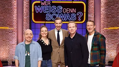 Moderator Kai Pflaume (M.) und seine Rateteam-Kapitäne Bernhard Hoëcker (l.) und Wotan Wilke Möhring (r.) begrüßen in dieser Sendung die Geigerin und Pianistin Julia Fischer (2.v.l.) und den irisch-deutschen Violinist Daniel Hope (2.v.r.). - Foto: ARD/NDR/UFA SHOW & FACTUAL/Morris Mac Matzen