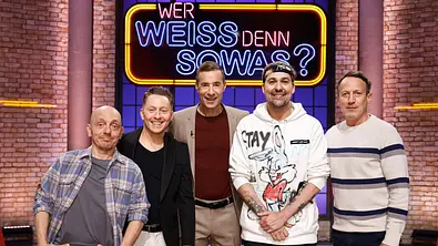  Moderator Kai Pflaume (M.) und seine Rateteam-Kapitäne Bernhard Hoëcker (l.) und Wotan Wilke Möhring (r.) begrüßen in dieser Sendung den Cellist Jodok Vuille, auch bekannt als Jodok Cello (2.v.l.), und den Star-Geiger David Garrett (2.v.r.). - Foto: ARD/NDR/UFA SHOW & FACTUAL/Morris Mac Matzen