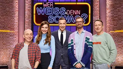 Moderator Kai Pflaume (M.) und seine Rateteam-Kapitäne Bernhard Hoëcker (l.) und Wotan Wilke Möhring (r.) begrüßen in dieser Sendung die Entertainerin, Moderatorin und Schauspielerin Katrin Bauerfeind (2.v.l.) und den Moderator und Schauspieler Joko Winterscheidt (2.v.r.). - Foto: ARD/NDR/UFA SHOW & FACTUAL/Morris Mac Matzen