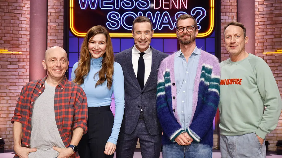 Moderator Kai Pflaume (M.) und seine Rateteam-Kapitäne Bernhard Hoëcker (l.) und Wotan Wilke Möhring (r.) begrüßen in dieser Sendung die Entertainerin, Moderatorin und Schauspielerin Katrin Bauerfeind (2.v.l.) und den Moderator und Schauspieler Joko Winterscheidt (2.v.r.). Moderator Kai Pflaume (M.) und seine Rateteam-Kapitäne Bernhard Hoëcker (l.) und Wotan Wilke Möhring (r.) begrüßen in dieser Sendung die Entertainerin, Moderatorin und Schauspielerin Katrin Bauerfeind (2.v.l.) und den Moderator und Schauspieler Joko Winterscheidt (2.v.r.).