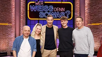 Moderator Kai Pflaume (M.) und seine Rateteam-Kapitäne Bernhard Hoëcker (l.) und Wotan Wilke Möhring (r.) begrüßen in dieser Sendung die Pferde-Influencerin Hella-Sophia Gabbert (2.v.l.) und den Pferde-Influencer Tom Stein (2.v.r.). - Foto: ARD/NDR/UFA SHOW & FACTUAL/Morris Mac Matzen