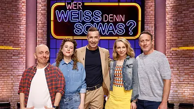 Moderator Kai Pflaume (M.) und seine Rateteam-Kapitäne Bernhard Hoëcker (l.) und Wotan Wilke Möhring (r.) begrüßen in dieser Sendung die Schauspielerin Klara Deutschmann (2.v.l.) und die Schauspielerin Petra Schmidt-Schaller (2.v.r.). - Foto: ARD/NDR/UFA SHOW & FACTUAL/Morris Mac Matzen