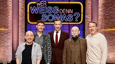 Moderator Kai Pflaume (M.) und seine Rateteam-Kapitäne Bernhard Hoëcker (l.) und Wotan Wilke Möhring (r.) begrüßen in dieser Sendung den Kunst- und Antiquitätenhändler Fabian Kahl (2.v.l.) und den Koch und Fernsehmoderator Horst Lichter (2.v.r.). - Foto: ARD/NDR/UFA SHOW & FACTUAL/Morris Mac Matzen