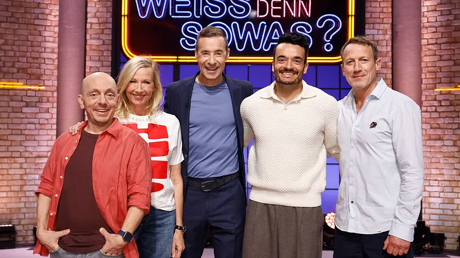 Moderator Kai Pflaume (M.) und seine Rateteam-Kapitäne Bernhard Hoëcker (l.) und Wotan Wilke Möhring (r.) begrüßen in dieser Sendung die Moderatorin Andrea Kiewel (2.v.l.) und den Sänger und Moderator Giovanni Zarrella (2.v.r.). Moderator Kai Pflaume (M.) und seine Rateteam-Kapitäne Bernhard Hoëcker (l.) und Wotan Wilke Möhring (r.) begrüßen in dieser Sendung die Moderatorin Andrea Kiewel (2.v.l.) und den Sänger und Moderator Giovanni Zarrella (2.v.r.).