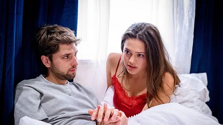 Maxi und Henry liegen im Bett und diskutieren über die Entschiedung, die Spy-App zu löschen - Foto: ARD/WDR / Christof Arnold