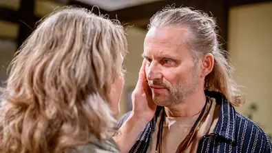 Anja und Michael stehen sich gegenüber. Er schaut sie sehnsuchtsvoll an, sie fasst ihm mit der linken Hand ins Gesicht! - Foto:  ARD/WDR/Christof Arnold