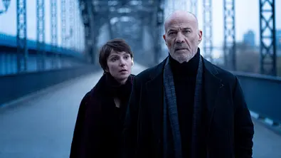 Heiner Lauterbach und Julia Koschitz als ungleiches Ermittlerduo in „Hagen Benz – Das Böse in dir“ - Foto: ARD Degeto Film/filmpool fiction GmbH/Christine Schroeder