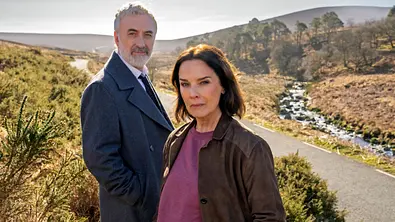 Kriminalpsychologin Cathrin Blake (Désirée Nosbusch) und Superintendent Sean Kelly (Declan Conlon) - Foto: ARD Degeto Film/good friends Filmproduktions GmbH/Bernard Walsh