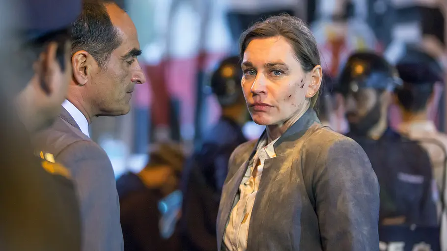Die BND-Agentin Jana Wagner (Christiane Paul) ist einem Bombenanschlag auf ein Hotel in Islamabad, Pakistan, entkommen. Die BND-Agentin Jana Wagner (Christiane Paul) ist einem Bombenanschlag auf ein Hotel in Islamabad, Pakistan, entkommen.