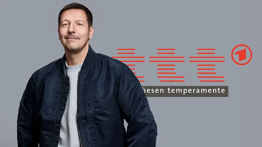Thilo Mischke. Thilo Mischke vor dem Logo der Sendung „ttt“.