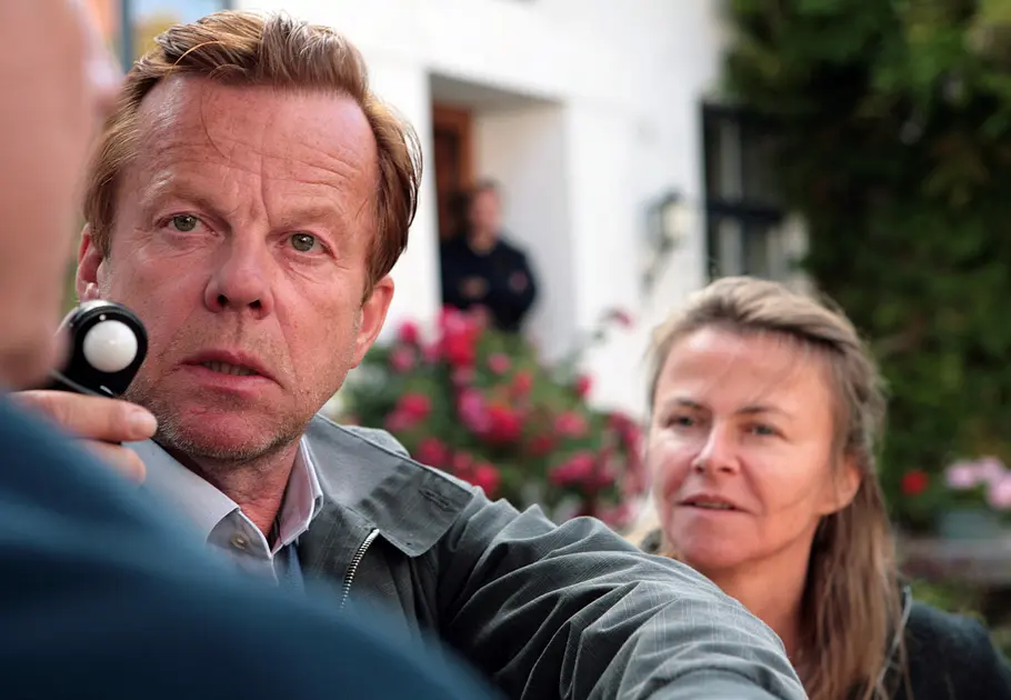 Kommissar Wallander (Krister Henriksson) verfolgt eine Spur, die zu der Beamtin Britt Collin (Pia Halvorsen) führt.