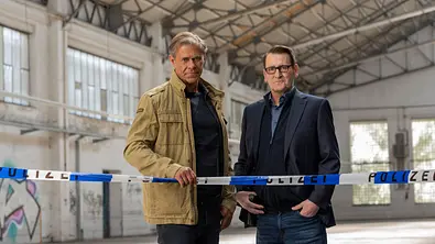 Das Ermittlerteam Finn Kiesewetter (Sven Martinek, l.) und Lars Englen (Ingo Naujoks , r.) übernimmt seinen 200. Kriminalfall.  - Foto: ARD/Thorsten Jander