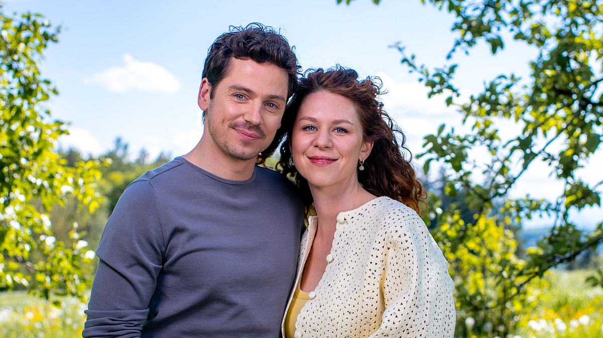 Fanny Schätzl, die bodenständige Gärtnerin am Fürstenhof, und Kilian Rudloff, der charismatische Koch und Weltenbummler. Fanny Schätzl, die bodenständige Gärtnerin am Fürstenhof, und Kilian Rudloff, der charismatische Koch und Weltenbummler.
