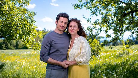 Fanny Schätzl, die bodenständige Gärtnerin am Fürstenhof, und Kilian Rudloff, der charismatische Koch und Weltenbummler. - Foto: ARD/Christof Arnold