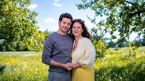 Fanny Schätzl, die bodenständige Gärtnerin am Fürstenhof, und Kilian Rudloff, der charismatische Koch und Weltenbummler. - Foto: ARD/Christof Arnold