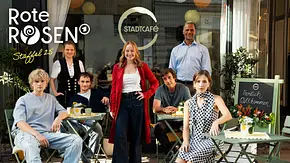 Ensemble der 25. Staffel Rote Rosen (v.l.n.r.): Jonahan Fölster, Edda Lina Janz, Maurizio Magno, Theresa Scholze, Nils Brunkhorst, Philip Bender und Greta Geyer - Foto: ARD/Studio Hamburg Serienwerft/Nico Eggert Ensemble der 25. Staffel Rote Rosen (v.l.n.r.): Jonahan Fölster, Edda Lina Janz, Maurizio Magno, Theresa Scholze, Nils Brunkhorst, Philip Bender und Greta Geyer - Foto: ARD/Studio Hamburg Serienwerft/Nico Eggert