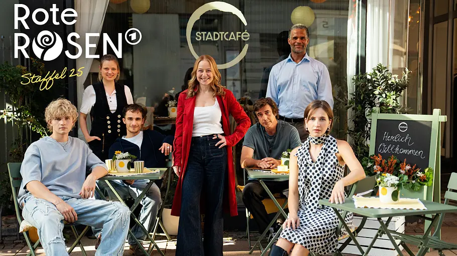 Ensemble der 25. Staffel Rote Rosen (v.l.n.r.): Jonahan Fölster, Edda Lina Janz, Maurizio Magno, Theresa Scholze, Nils Brunkhorst, Philip Bender und Greta Geyer Ensemble der 25. Staffel Rote Rosen (v.l.n.r.): Jonahan Fölster, Edda Lina Janz, Maurizio Magno, Theresa Scholze, Nils Brunkhorst, Philip Bender und Greta Geyer