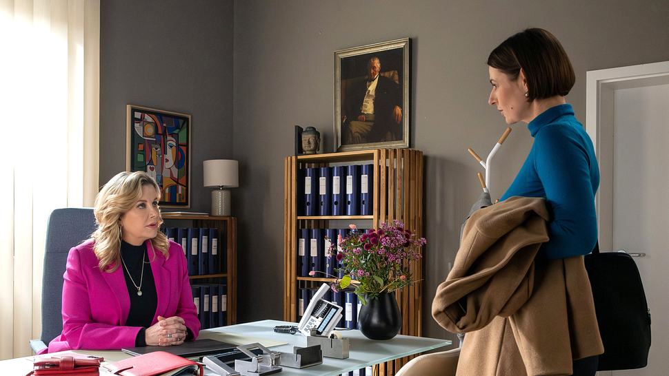 Maria Weber und Sarah Marquardt stehen sich im Büro gegenüber und schauen sich ernst an. - Foto: MDR/Saxonia Media/Sebastian Kiss